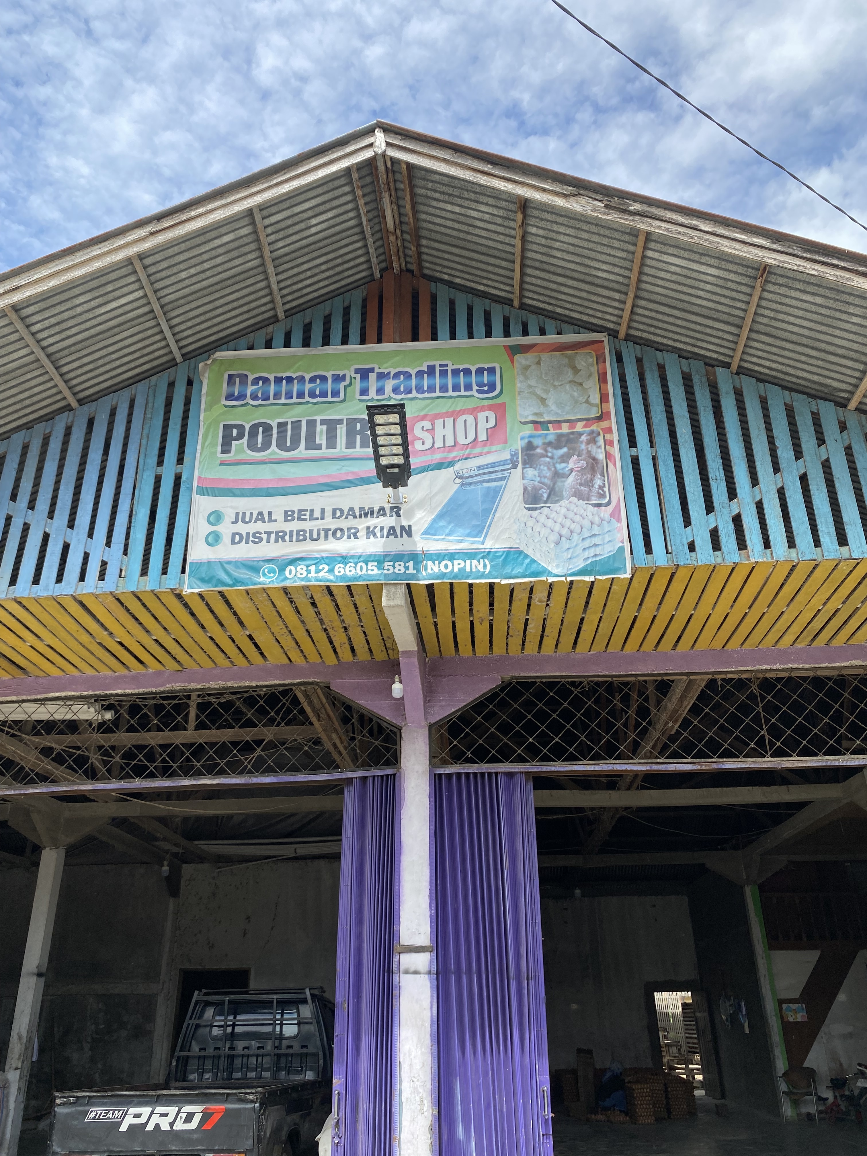 Gudang pakan ternak dan kantor Damar Trading di Payakumbuh